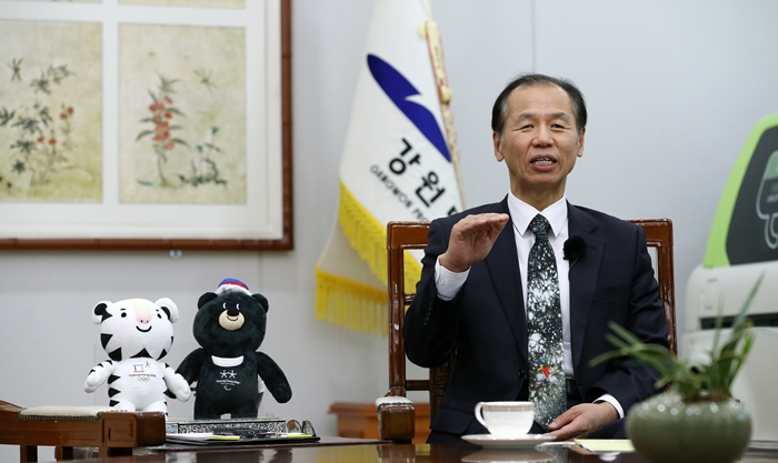 Choi Moon-soon, governor of Gangwon-do Province, seeks to get his province designated as Gangwon-do Special Self-governing Province under the national drive for balanced development.